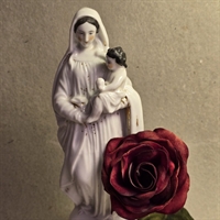 madonne-barn-paa-armen-hvid-porcelaen-figur-gammel-skulptur